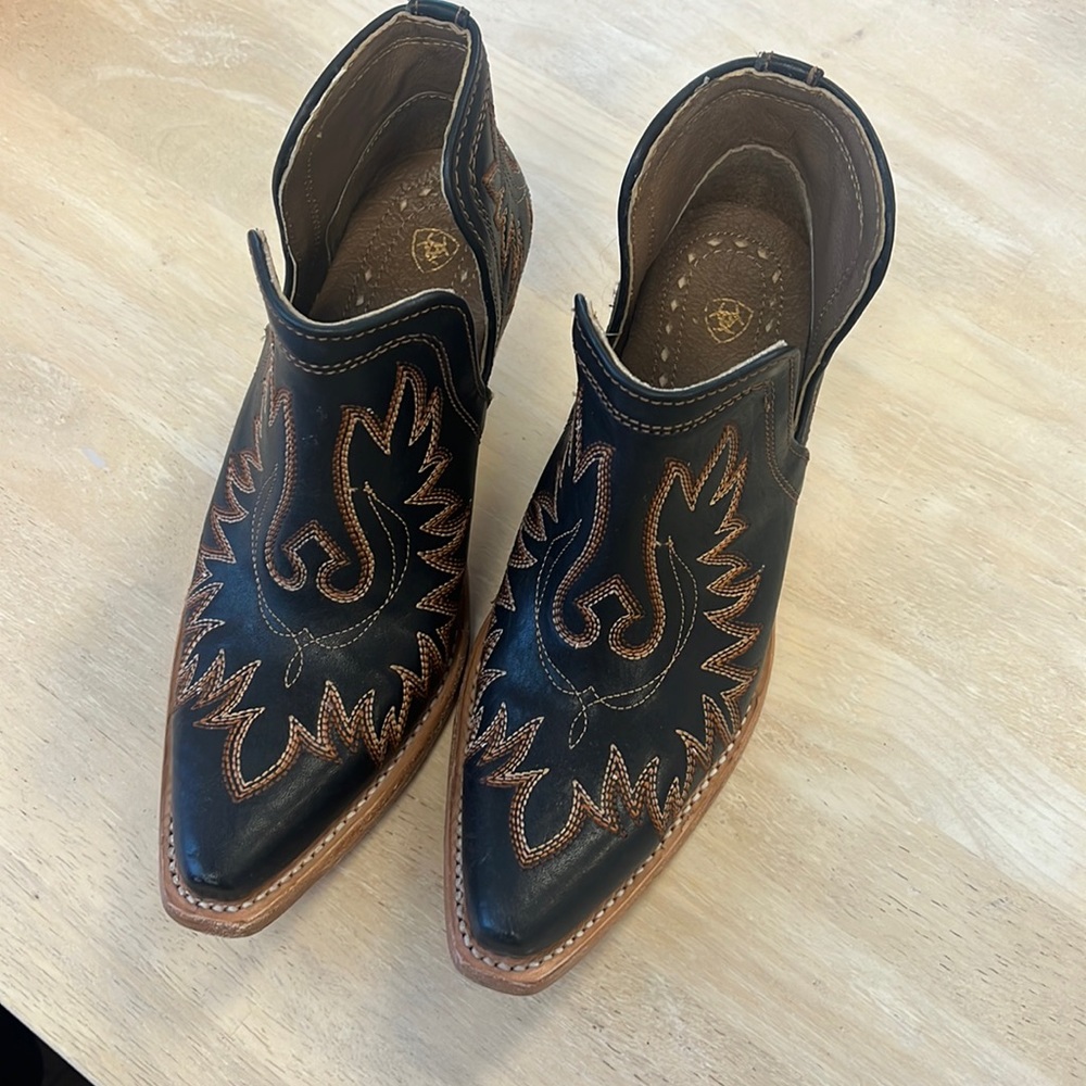 Worn ONCE Ariat booties super stylish and cute!Dixon Western Boot